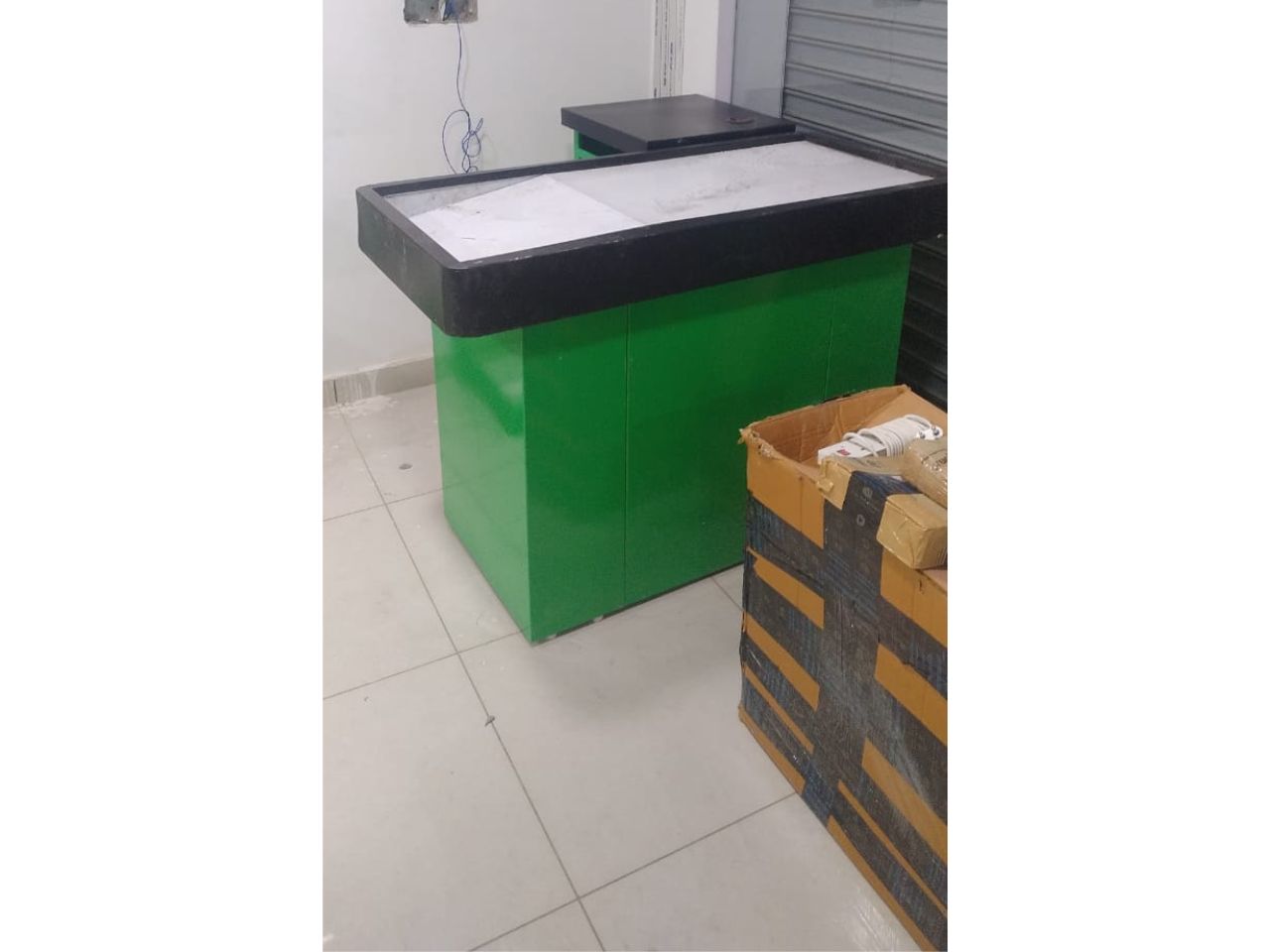548241002_display counter.jpg